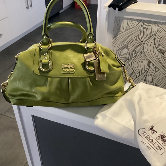 Coach MADISON SATCHEL APPLE GREEN LEATHER BAG comes with a dust bag😍😍😍